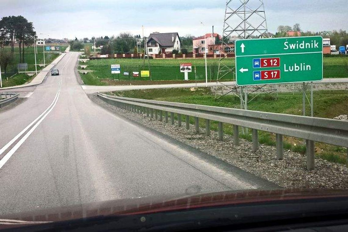 Kierowcy błądzą, firmy tracą klientów, a znaków nadal nie ma