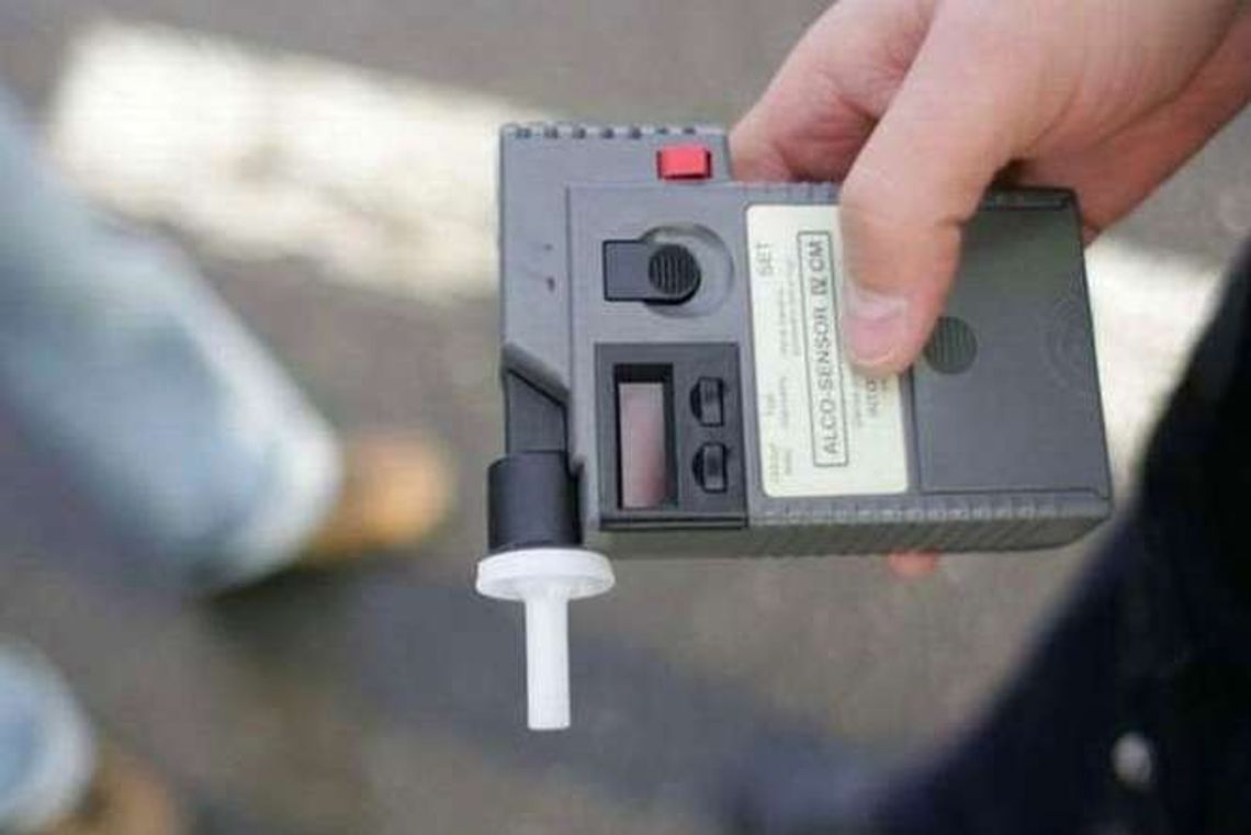 Kierowcy busa wypadła butelka z alkoholem. Jechał wężykiem przez centrum miasta