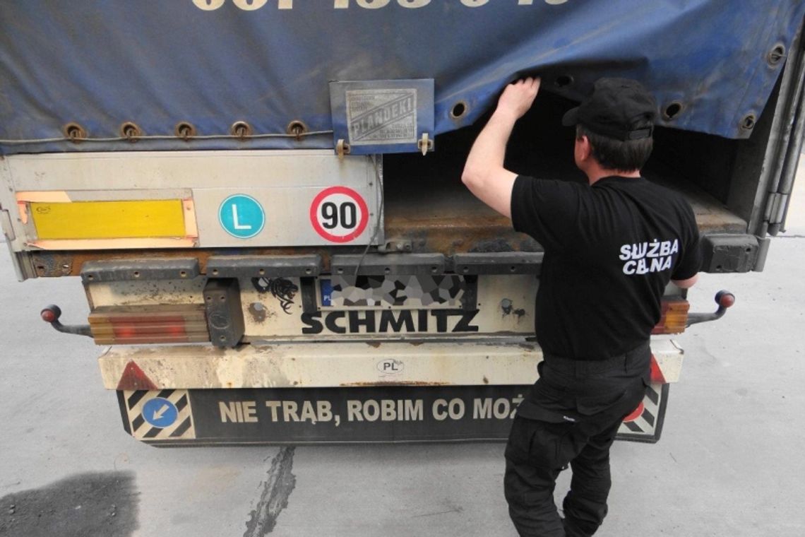 Kierowcy ciężarówek dorabiają na przemycie