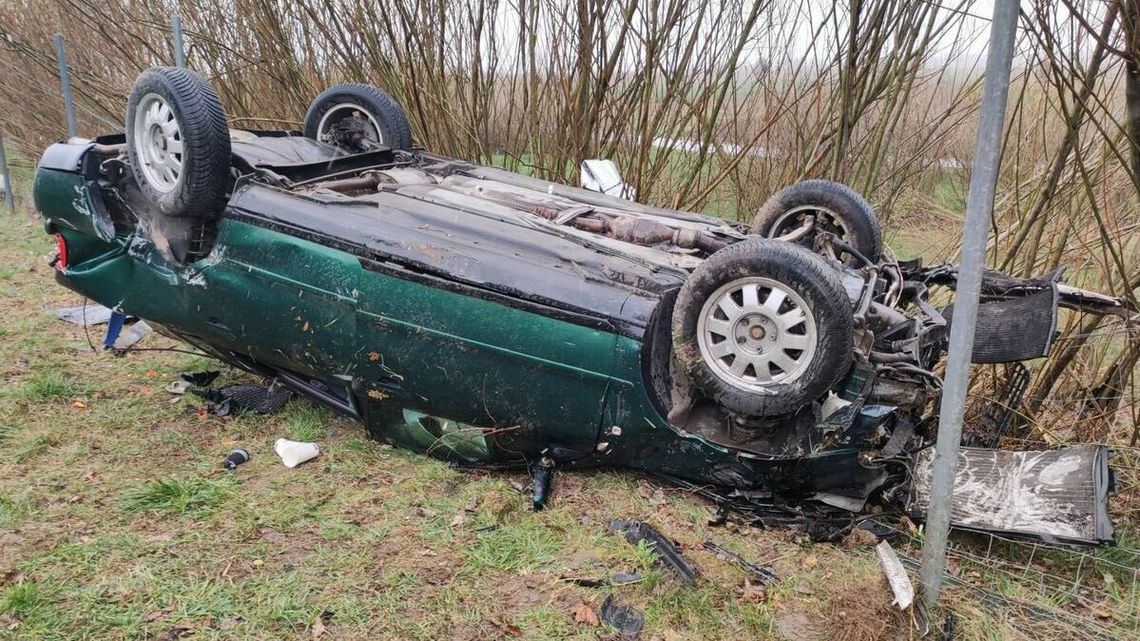 Kierowcy często to robią. Dla tego skończyło się to dachowaniem