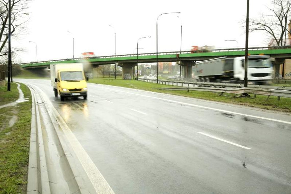 Kierowcy nie wyrabiają się na zakręcie przy ul. Mełgiewskiej