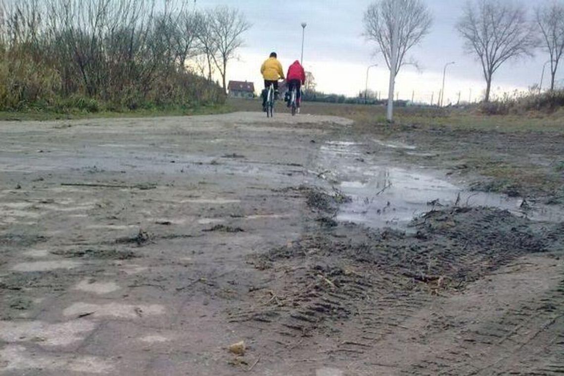 Kierowcy niszczą ścieżkę rowerową nad Zalewem (zdjęcia)