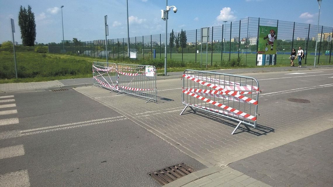 Kierowcy przed meczami parkują gdzie popadnie, parking przy Arenie Lublin jest zamknięty