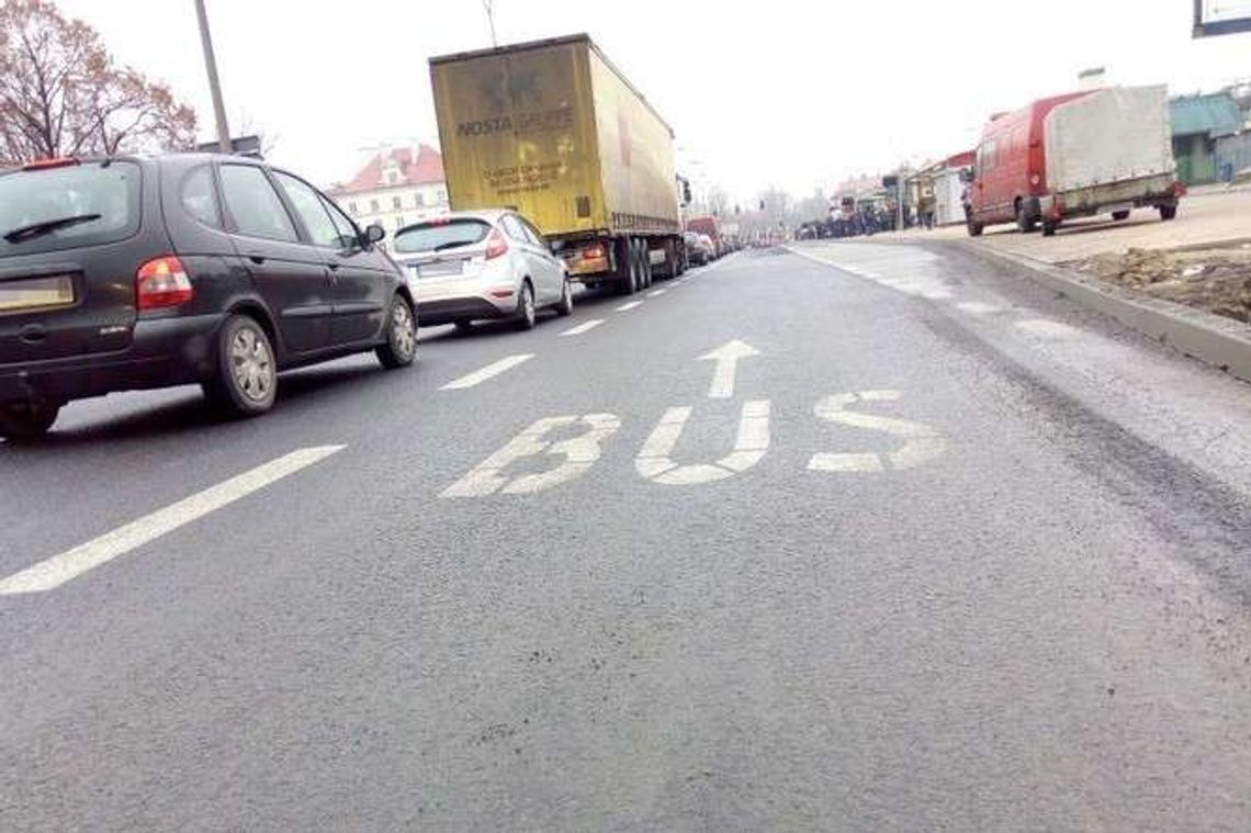 Kierowcy skarżą się na "czerwoną falę" na al. Tysiąclecia