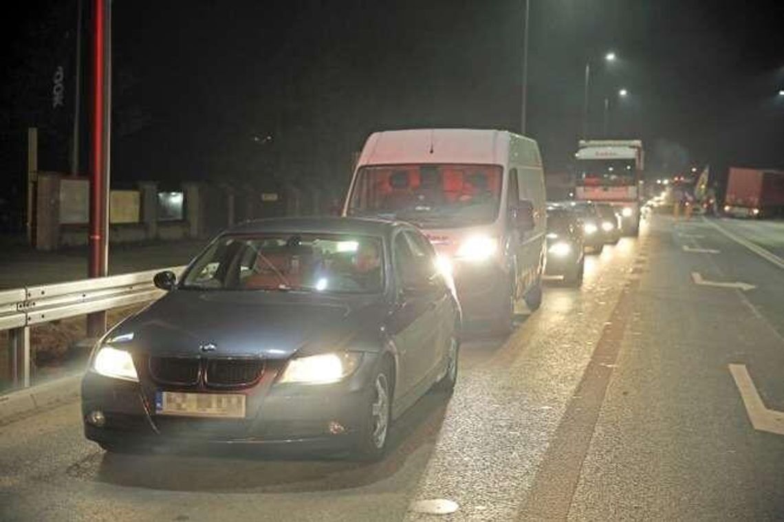 Kierowcy skarżą się na korki na skrzyżowaniu w Konopnicy. Urzędnicy: Lepiej się nie dało 