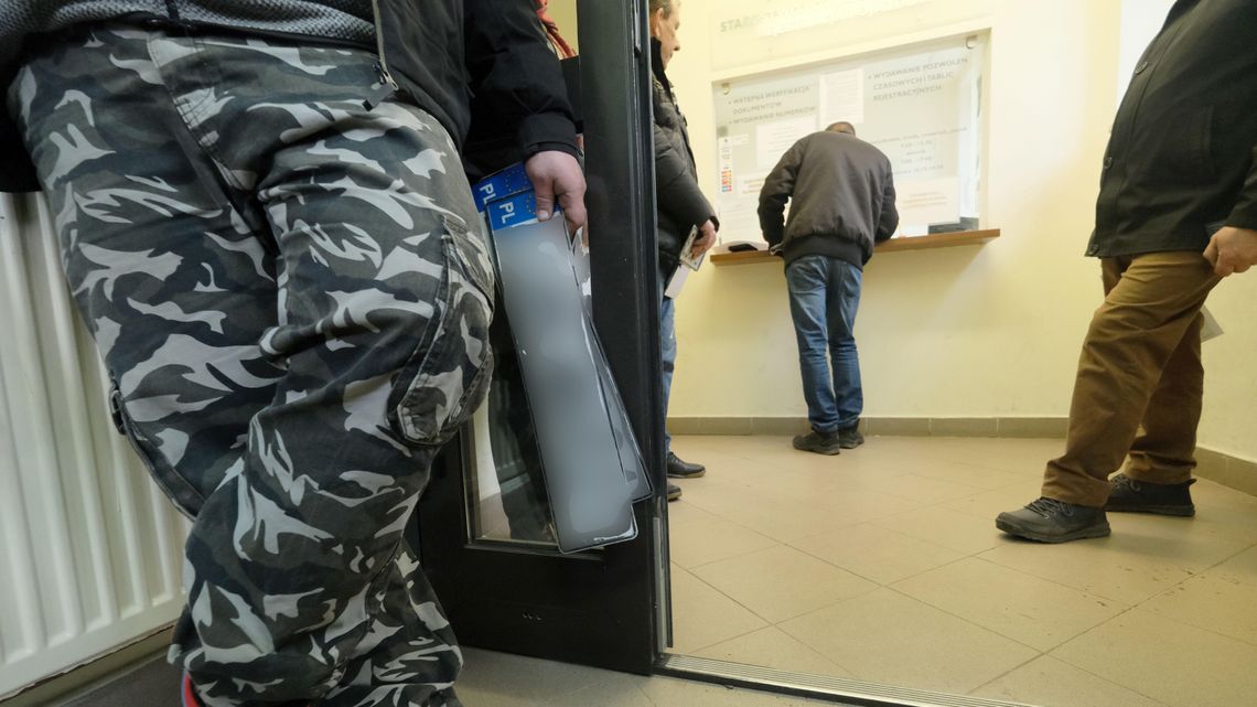 Kierowcy stoją w długich kolejkach w wydziałach komunikacji. Boją się kar