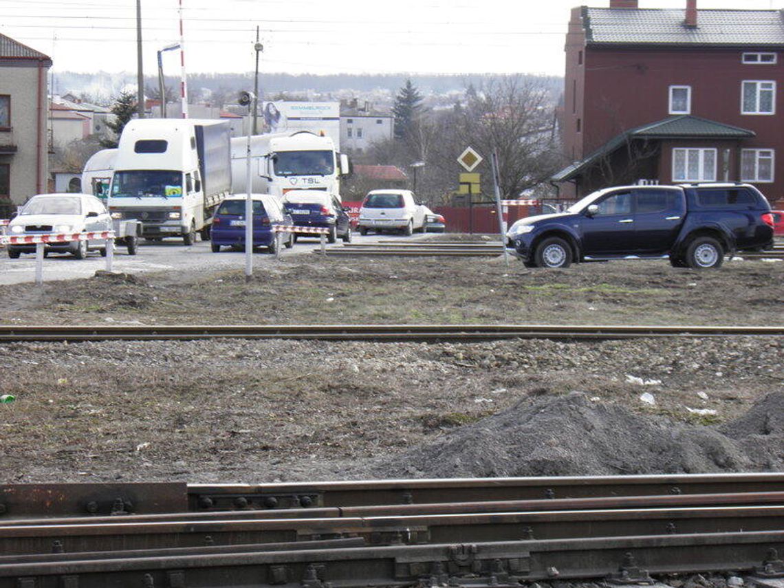 Kierowcy utknęli w pułapce między szlabanami i dostali mandat Kierowcy utknęli w pułapce między szlabanami i dostali mandat