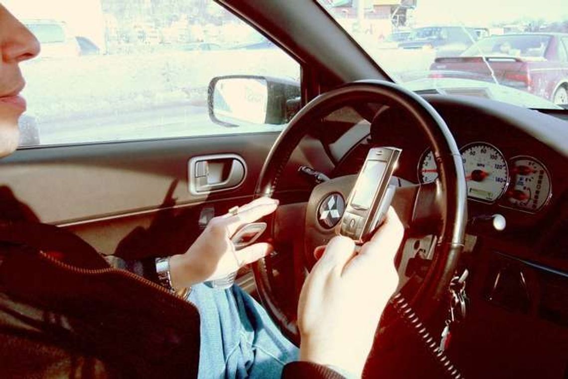 Kierowcy z Lubelskiego lubią rozmawiać przez telefon za kółkiem. Sypią się mandaty