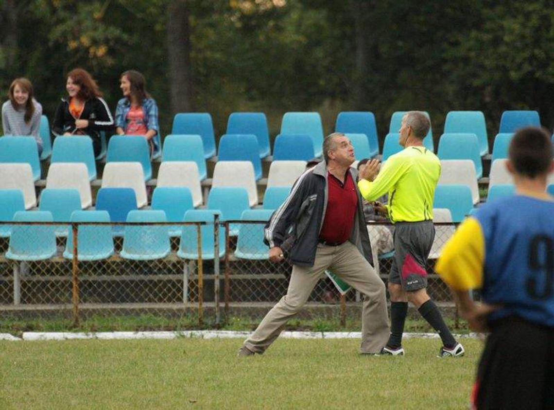 Kierownik drużyny niemal znokautował sędziego (zdjęcia)