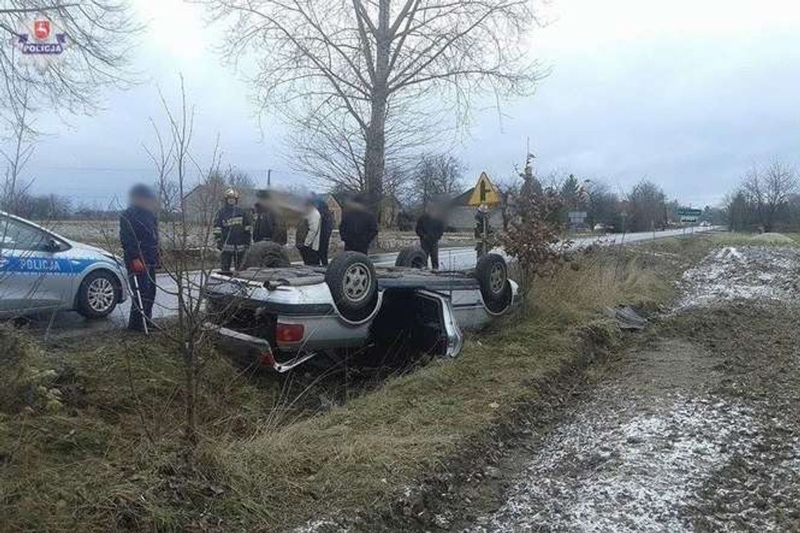 Kierująca audi dachowała w rowie. Jechało z nią dziecko