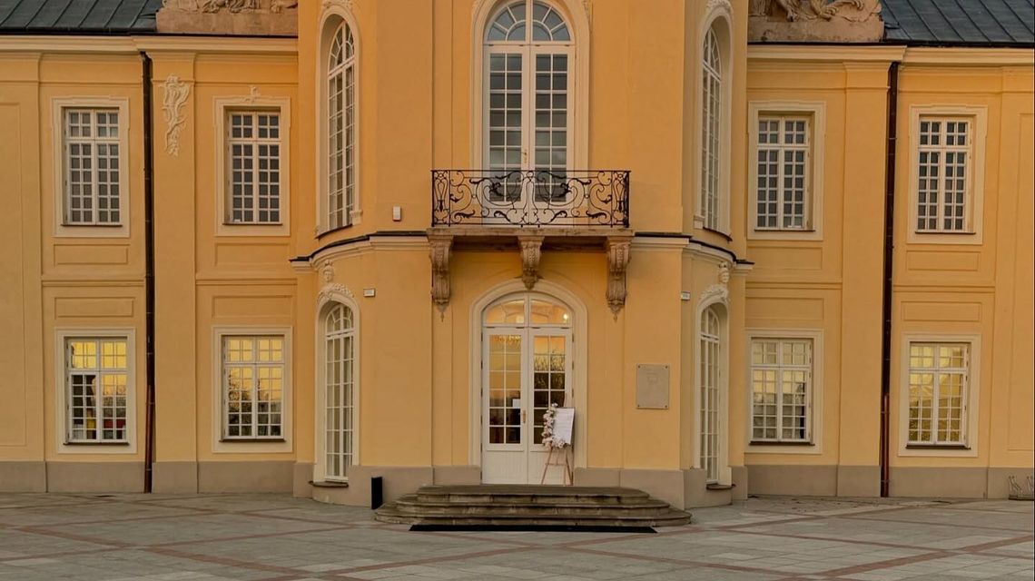 Kilka miesięcy po wielkim remoncie pałacu: Wyciek wody i odpadający tynk 