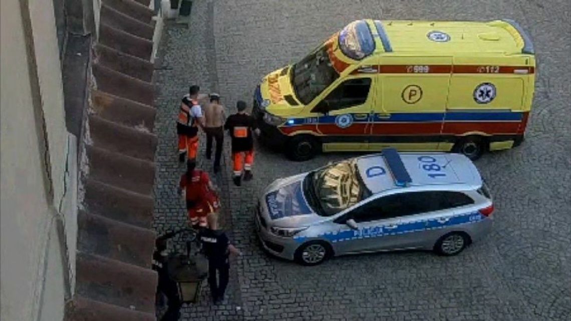 Kilka razy dźgnął nożem znajomego w głowę, poszło o 20 zł. Efektowna akcja policji Kilka razy dźgnął nożem znajomego w głowę, poszło o 20 zł. Efektowna akcja policji