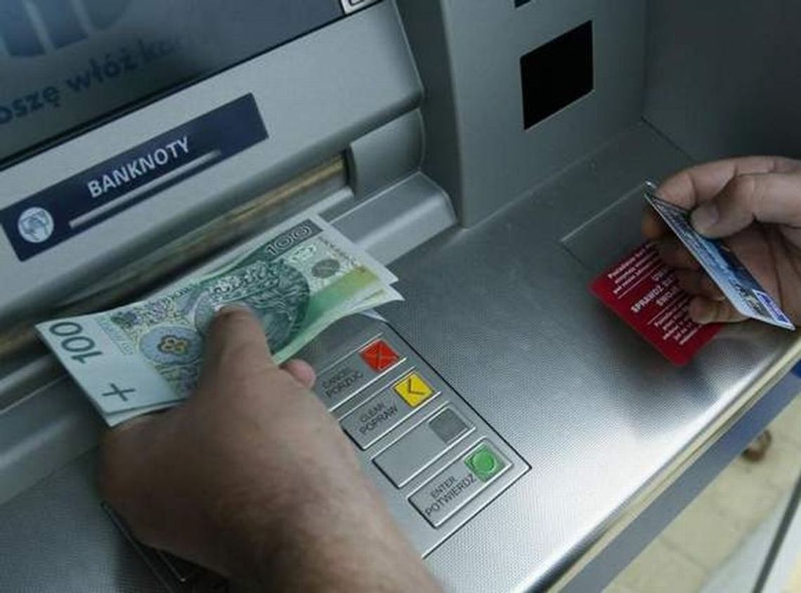 Kilka tysięcy złotych pod bankomatem. Kto je zgubił?