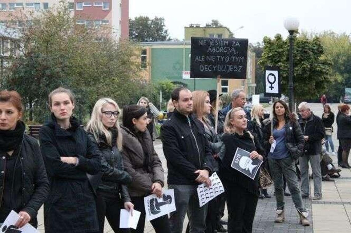 Kilkadziesiąt kobiet na czarnym proteście w Puławach (zdjęcia)