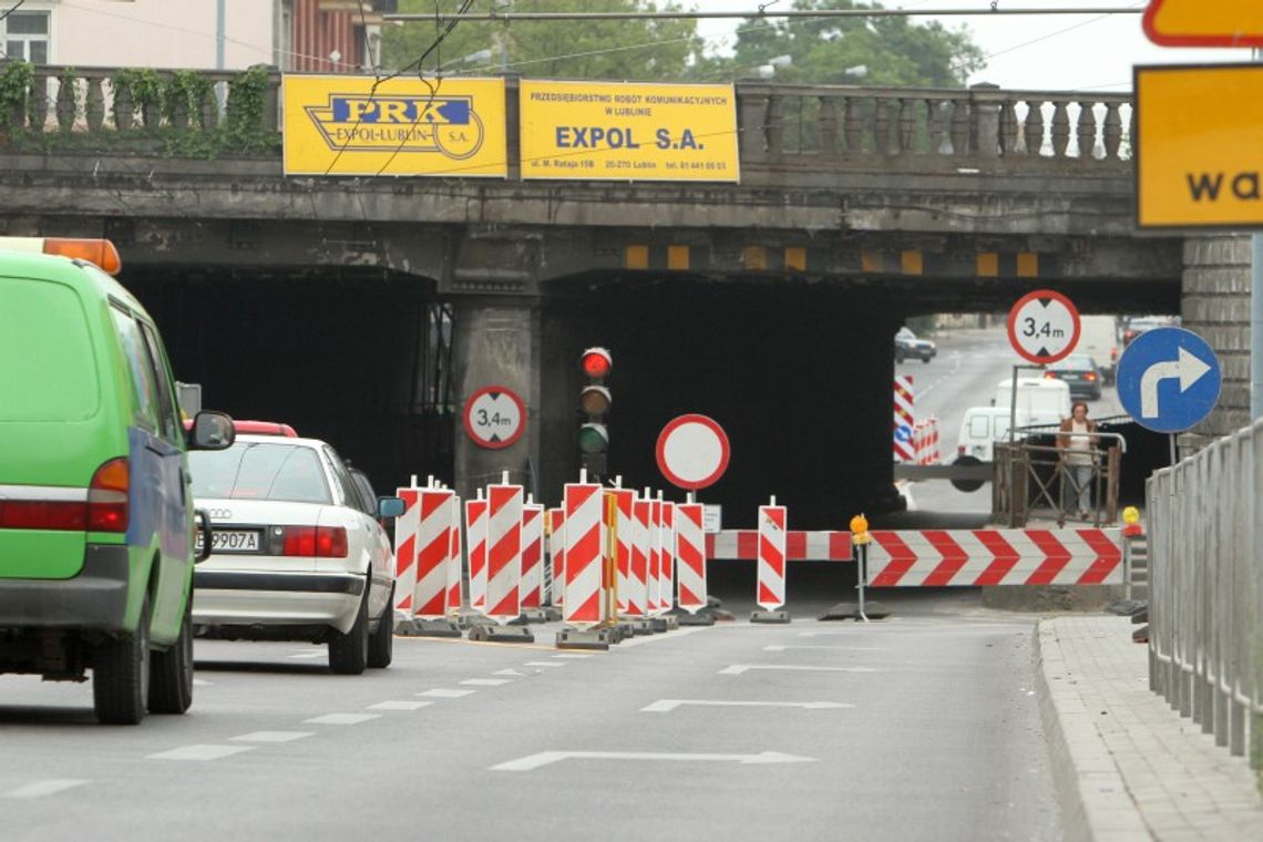 Kilkadziesiąt mandatów za przejazd pod wiaduktem na Kunickiego Kilkadziesiąt mandatów za przejazd pod wiaduktem na Kunickiego