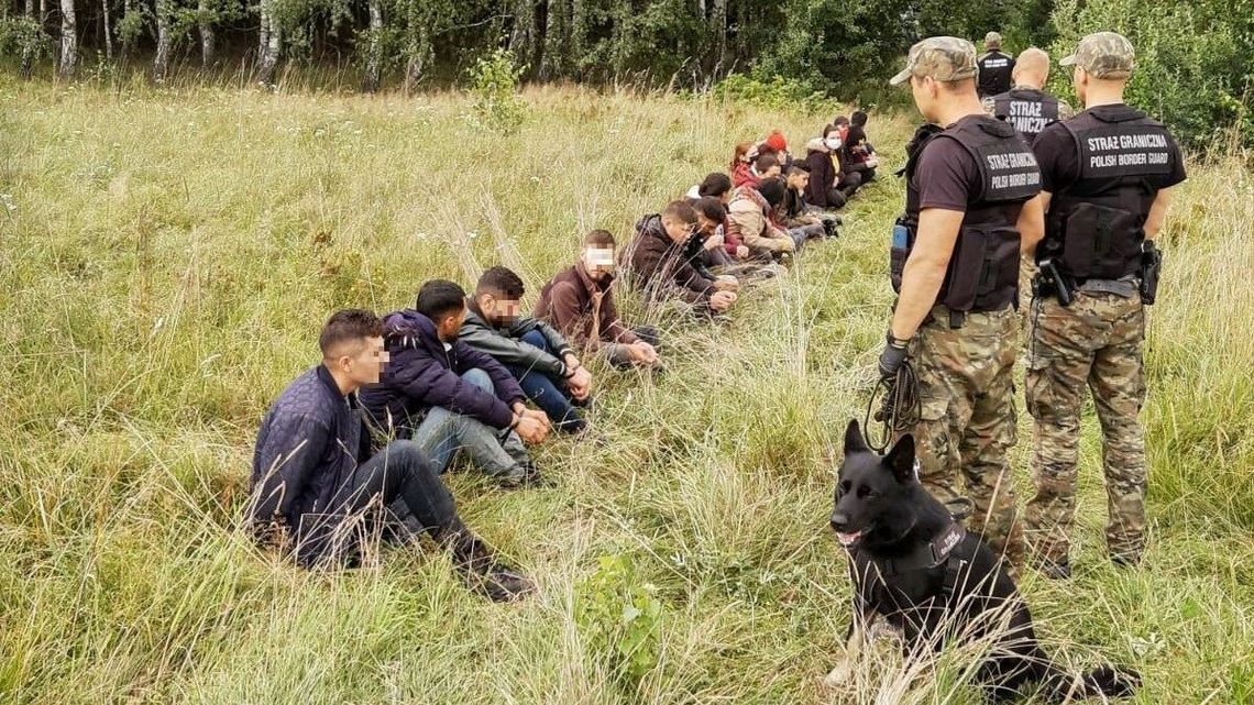 Kilkadziesiąt osób koczuje na „ziemi niczyjej”. Rząd wysyła na granicę wojsko