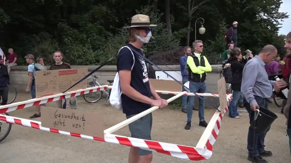 Kilkadziesiąt osób protestowało w Berlinie przeciwko obostrzeniom związanym z koronawirusem