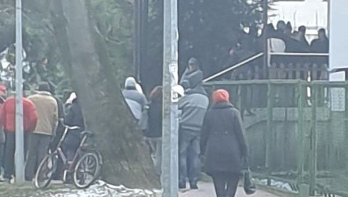 Kilkadziesiąt osób w kolejce pod MOPR w Chełmie. Urzędnicy: pieniędzy nie zabraknie! Kilkadziesiąt osób w kolejce pod MOPR w Chełmie. Urzędnicy: pieniędzy nie zabraknie!