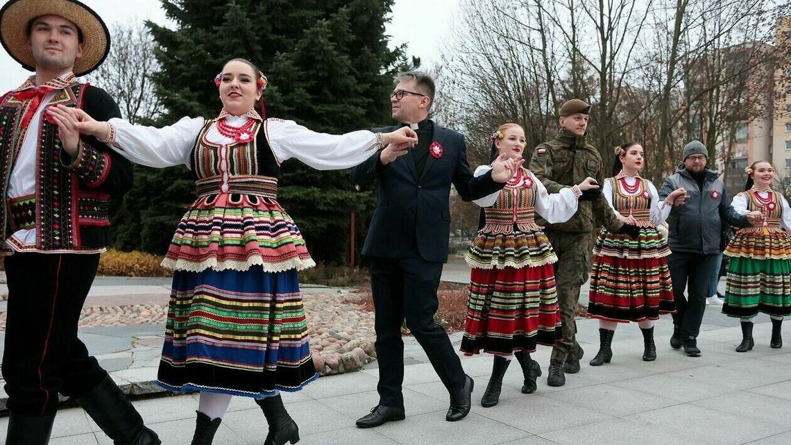 Kilkadziesiąt par zatańczyło poloneza przed kościołem w Lublinie