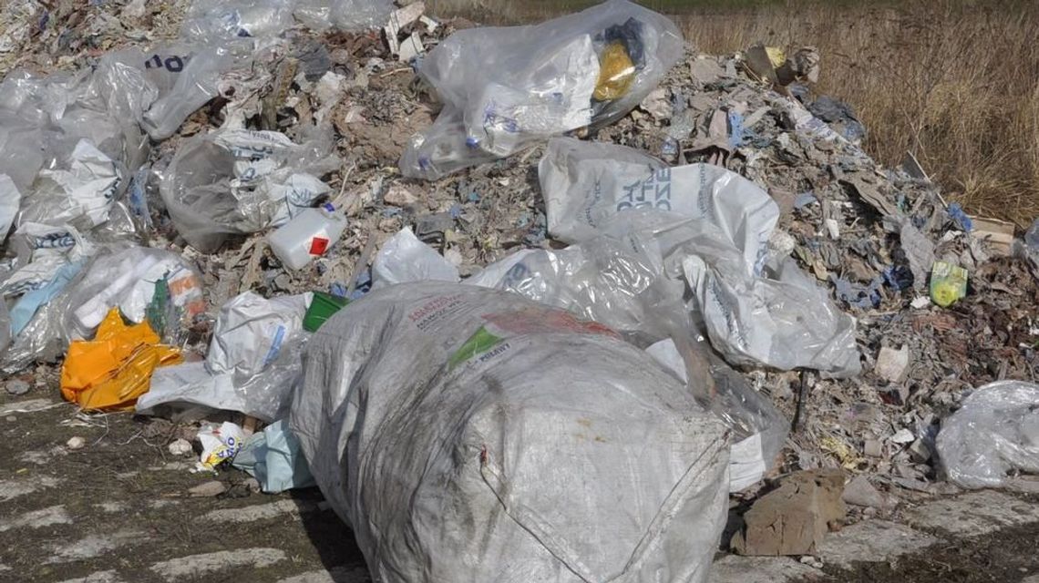 Kilkadziesiąt ton nielegalnych odpadów. Ktoś wysypał śmieci na polu buraczanym