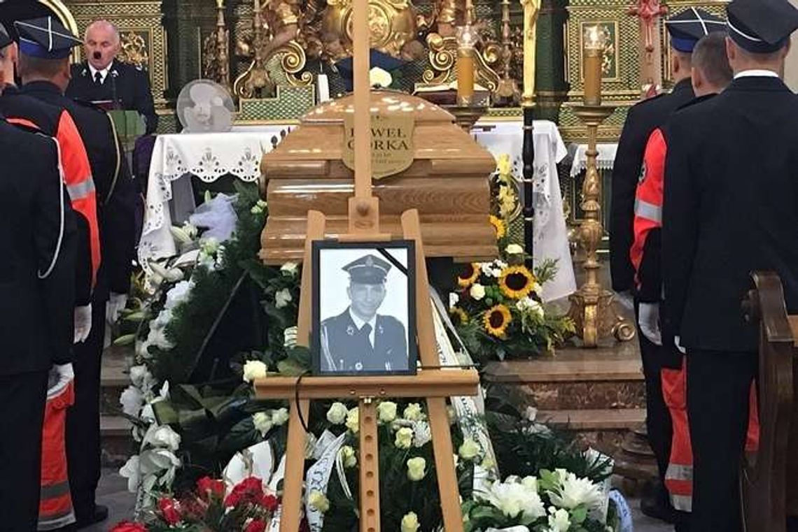Kilkaset osób pożegnało tragicznie zmarłego strażaka