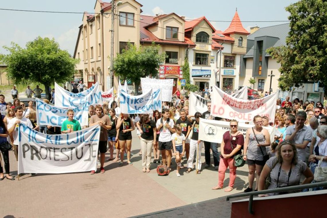 Kilkaset osób protestowało w Opolu Lubelskim. \"Zostawcie nam liceum!\" (wideo) Kilkaset osób protestowało w Opolu Lubelskim. \"Zostawcie nam liceum!\" (wideo)