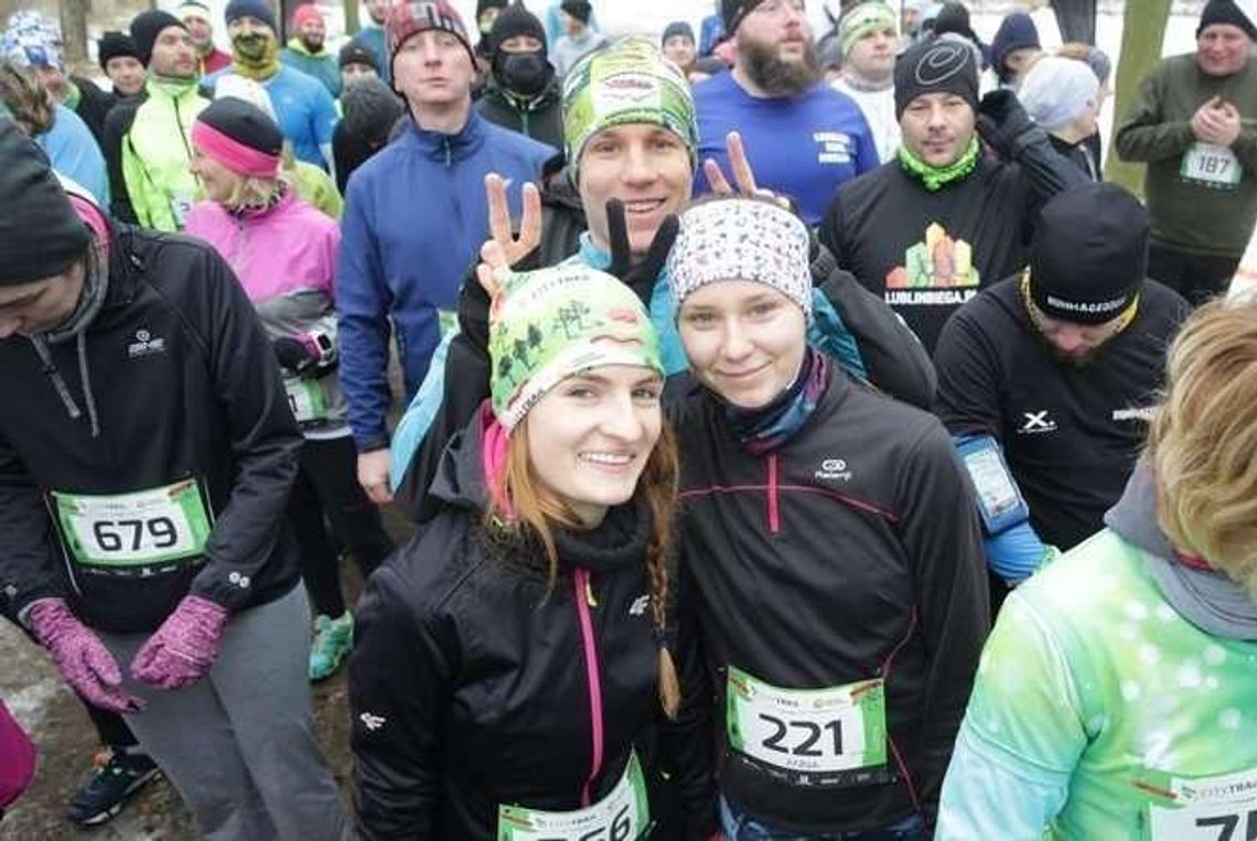 Kilkaset osób wzięło udział w biegu City Trail nad Zalewem Zemborzyckim (zdjęcia)
