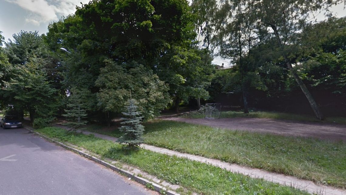 Kilkaset podpisów w obronie działki. "Chcemy tutaj miejsca zielonego, skweru"