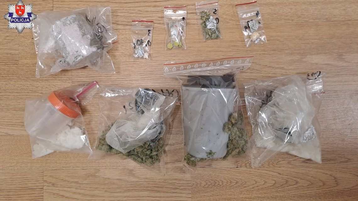 Kilkaset porcji narkotyków znaleźli policjanci w jednym z łukowskich mieszkań Kilkaset porcji narkotyków znaleźli policjanci w jednym z łukowskich mieszkań