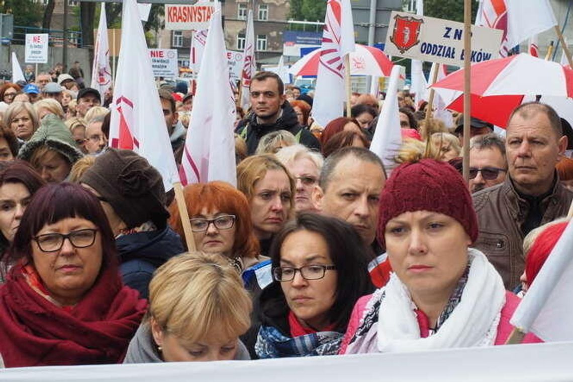 Kilkuset nauczycieli protestowało przed Urzędem Wojewódzkim. "Zalewa nas chaos" Kilkuset nauczycieli protestowało przed Urzędem Wojewódzkim. "Zalewa nas chaos"