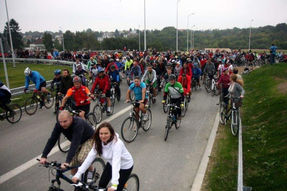 Kilkuset rowerzystów przejechało nowym odcinkiem S17 Kilkuset rowerzystów przejechało nowym odcinkiem S17