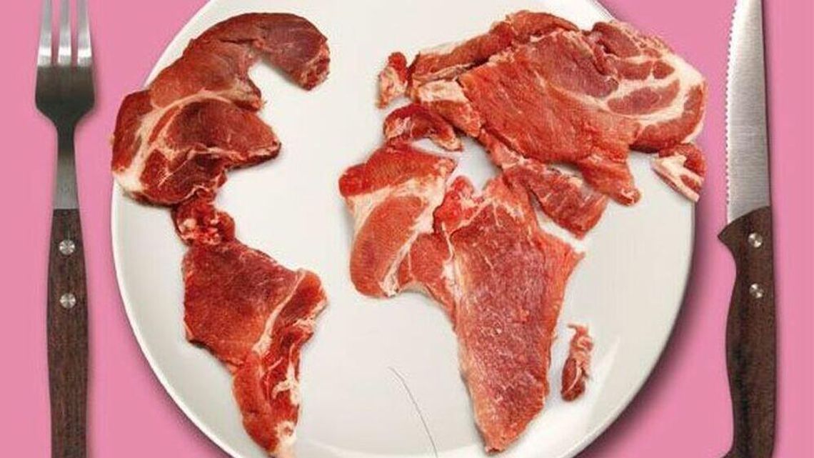 Kilogram kurczaka tańszy niż kilogram truskawek. Czym za to płacimy?