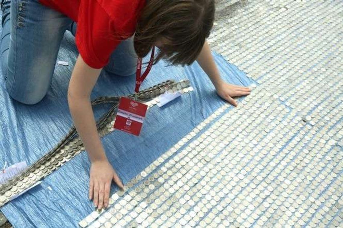 'Kilometry dobra'. Układali złotówki, pomogą dzieciom i starszym