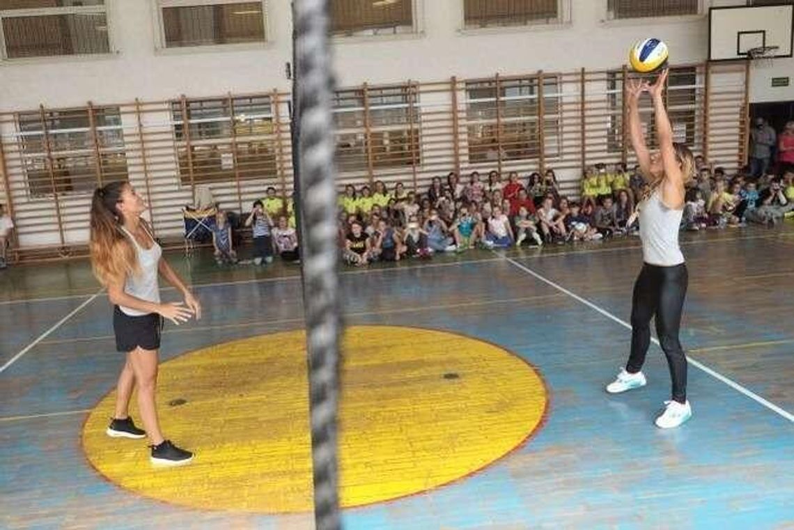 Kinga Kołosińska i Monika Brzostek trenowały z dziećmi z ZSO nr 4 (ZDJĘCIA, WIDEO) Kinga Kołosińska i Monika Brzostek trenowały z dziećmi z ZSO nr 4 (ZDJĘCIA, WIDEO)