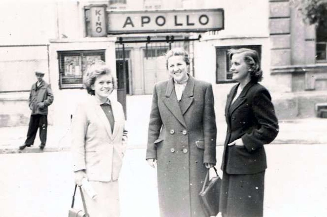 Kino Apollo. Lublin lata 50-te. Kim są młode dziewczyny stojące przed kinem?