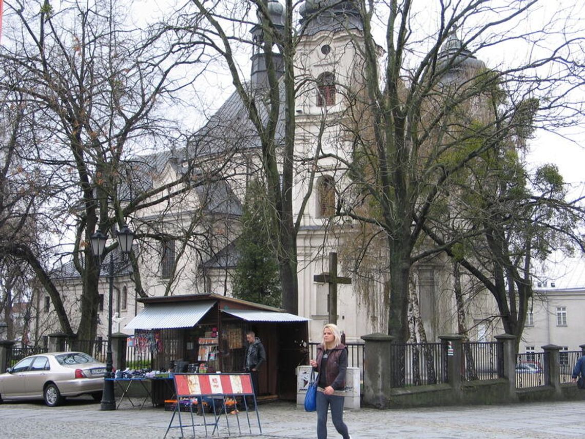 Kiosk ze sznurówkami w Chełmie kłóci się z barokową architekturą
