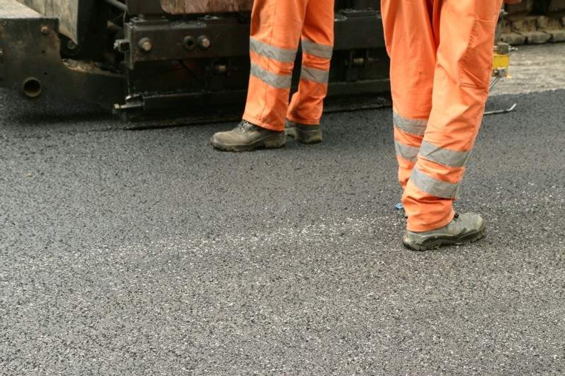 Kładą asfalt na ul. Narutowicza. Nie można parkować Kładą asfalt na ul. Narutowicza. Nie można parkować