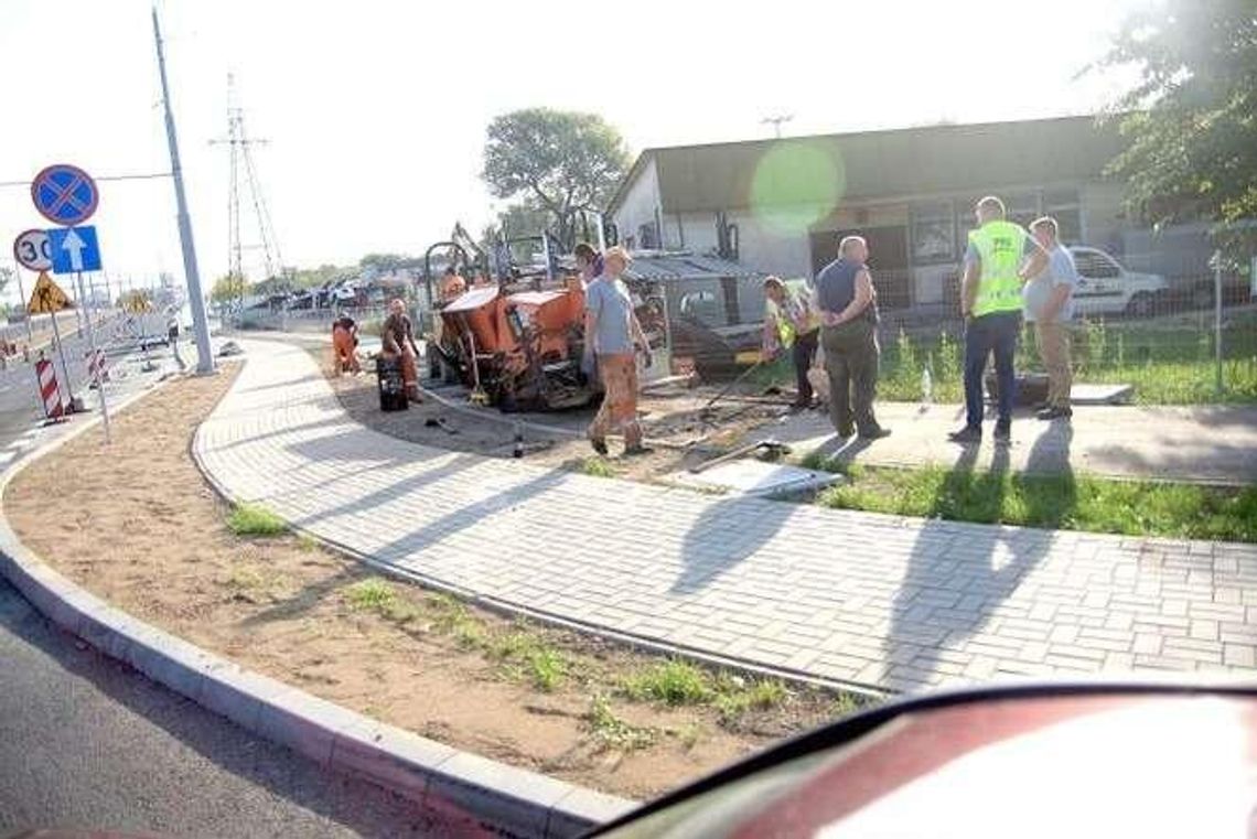 Kładą asfalt rowerzystom na ul. Lubelskiego Lipca '80 Kładą asfalt rowerzystom na ul. Lubelskiego Lipca '80