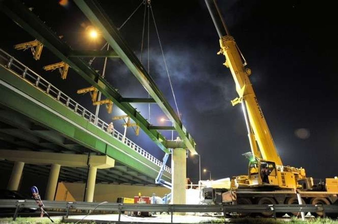 Kładka dla pieszych i rowerzystów powstaje nad DK nr 19 Kładka dla pieszych i rowerzystów powstaje nad DK nr 19