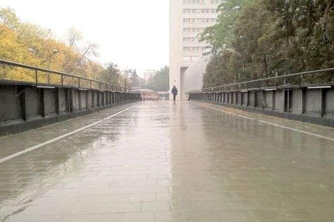 Kładka nad ul. Sowińskiego otwarta, a korki nadal się tworzą. Tłumy na pasach, pustki na kładce Kładka nad ul. Sowińskiego otwarta, a korki nadal się tworzą. Tłumy na pasach, pustki na kładce