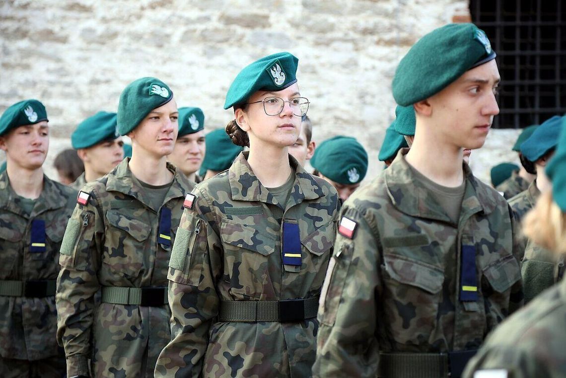 Uczniowie klas mundurowych podczas uroczystego ślubowania