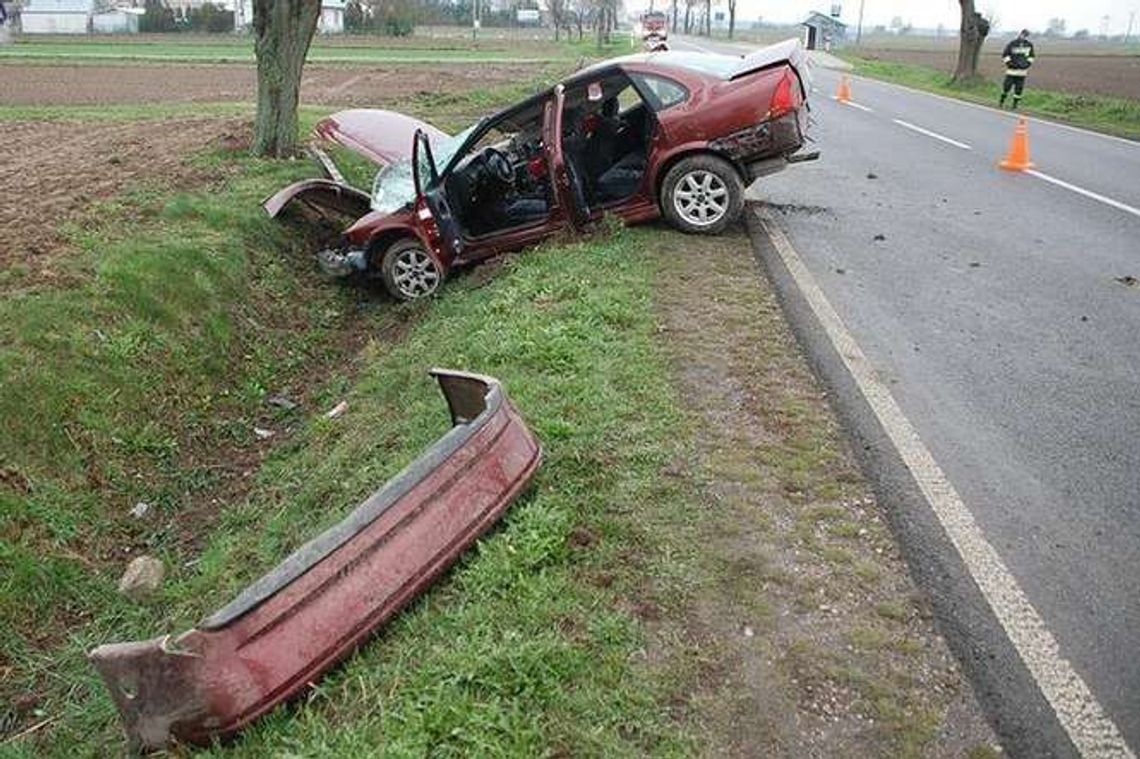 Klębów: Samochód uderzył w drzewo, ranna 3-latka
