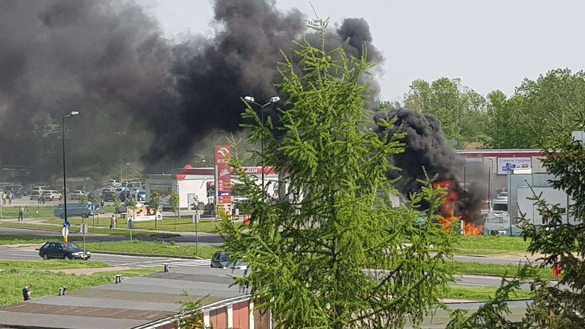 Kłęby dymu nad Świdnikiem. Pożar koło Kauflandu [zdjęcia]