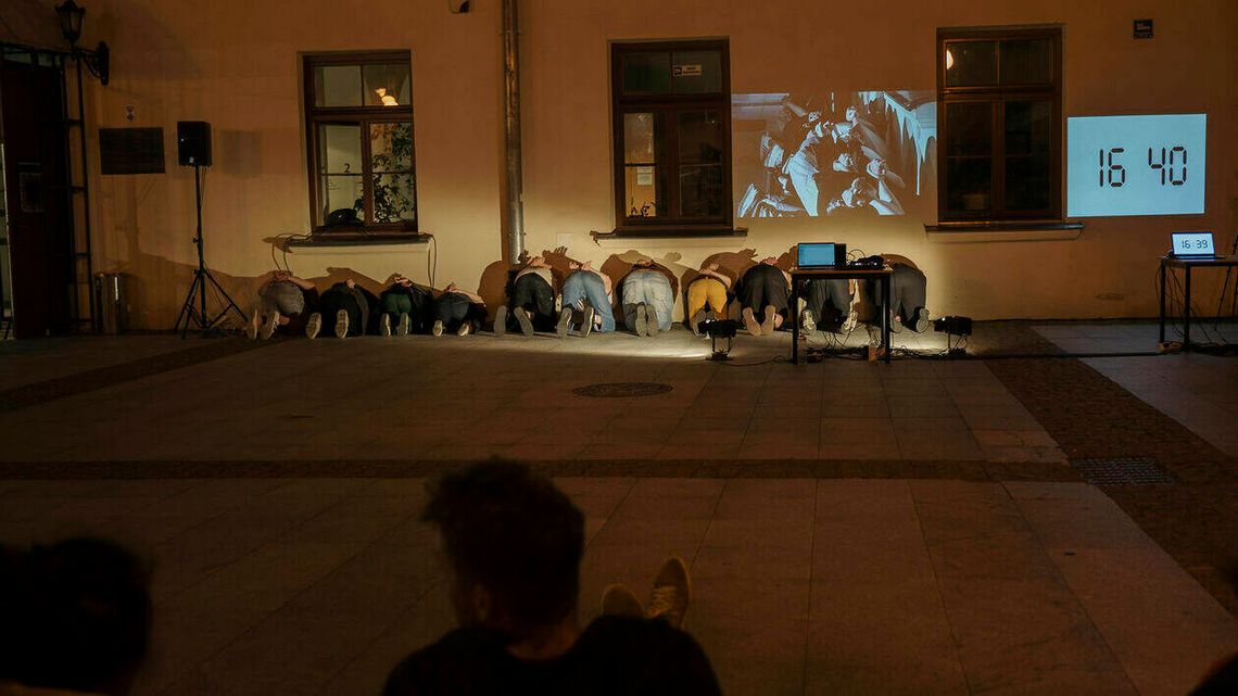 "Klęczałam, a kocie łby wbijały mi się w czaszkę". Performance białoruskich artystów