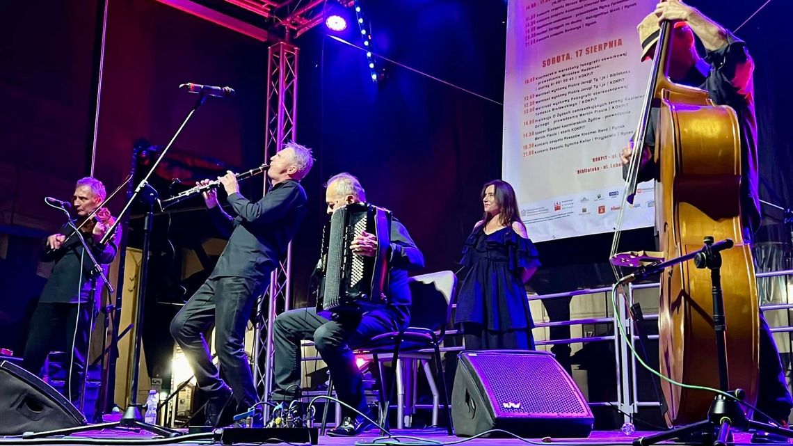 Klezmerzy zagrali w Kazimierzu. Był nawet skrzypek na dachu Klezmerzy zagrali w Kazimierzu. Był nawet skrzypek na dachu