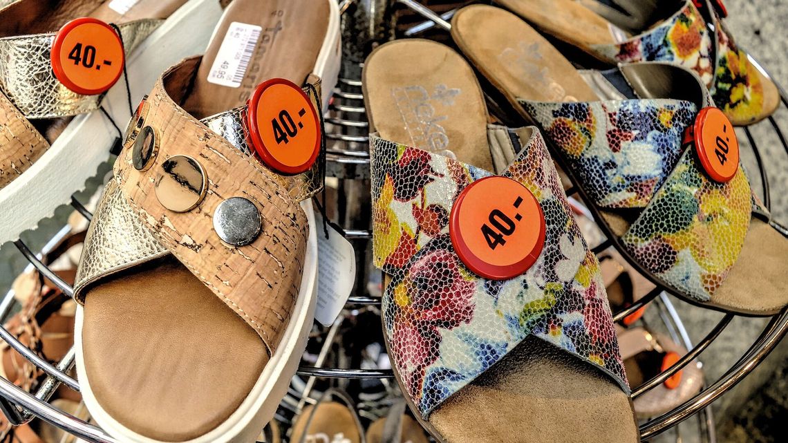 Klientka kradła kapcie i alkohol. Za oknem stał policjant i wszystko widział Klientka kradła kapcie i alkohol. Za oknem stał policjant i wszystko widział