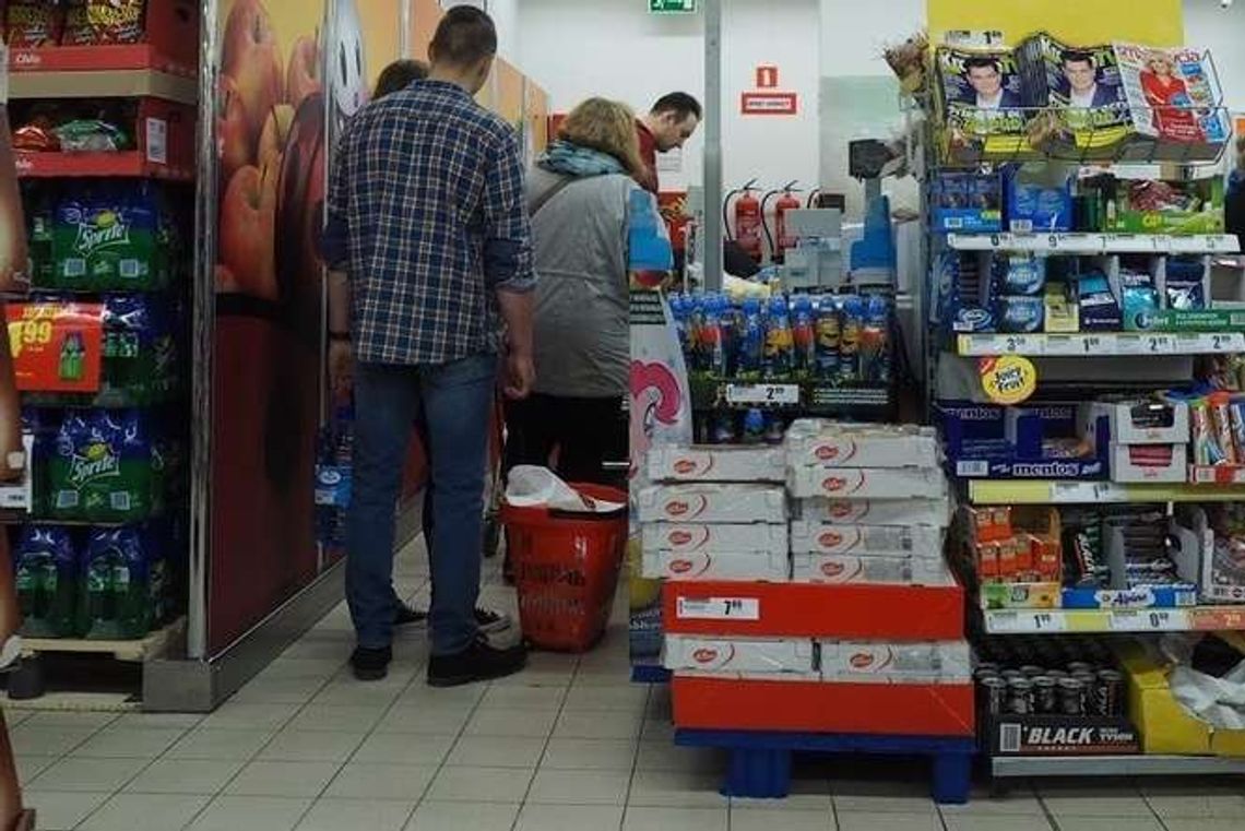 Klientka rozerwała sobie kurtkę w markecie. Reakcja sklepu? Dopiero po interwencji Klientka rozerwała sobie kurtkę w markecie. Reakcja sklepu? Dopiero po interwencji