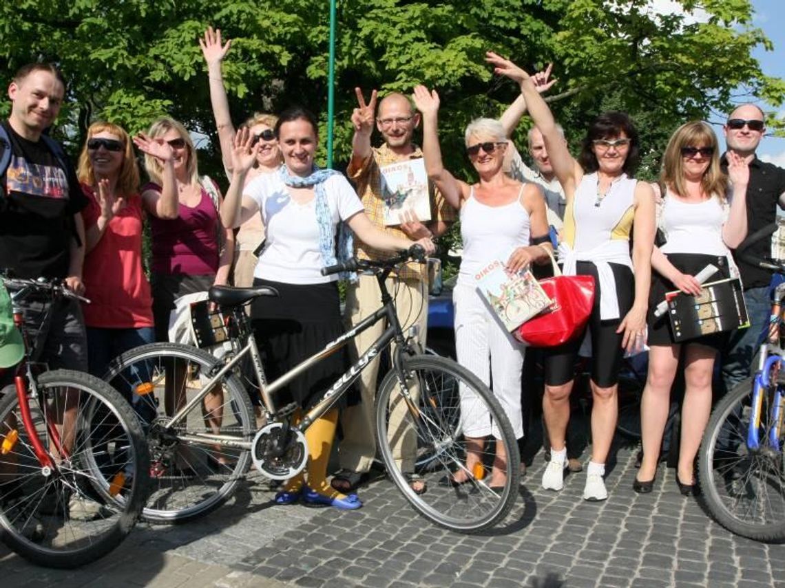 Klimatyczny urzędnik jeździ na rowerze Klimatyczny urzędnik jeździ na rowerze