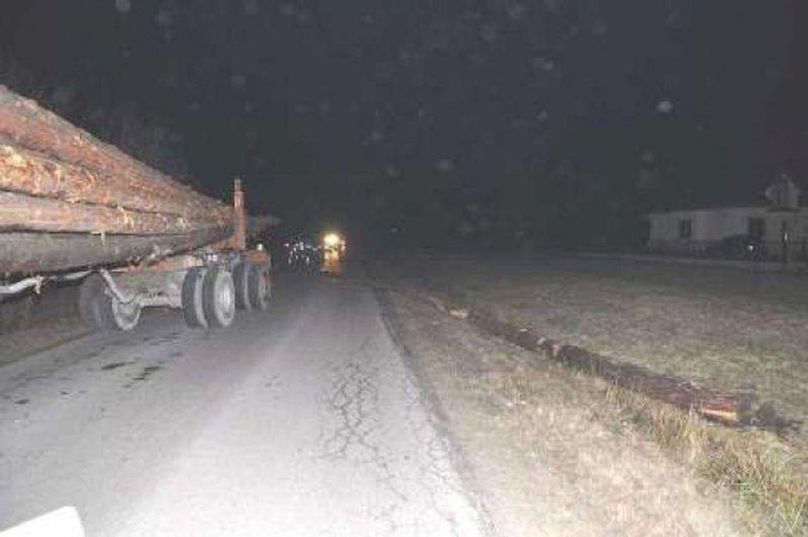 Kłoda spadła z transportu i uderzyła w rowerzystów. Trafili do szpitala