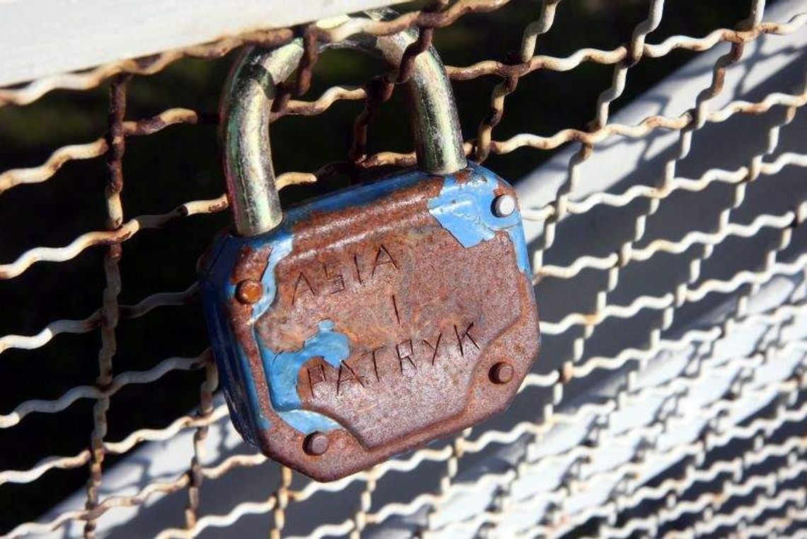 Kłódki zakochanych również na kładce na LSM